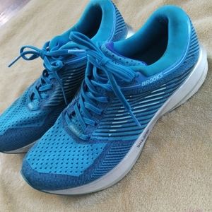 Size 8 Brooks running shoes